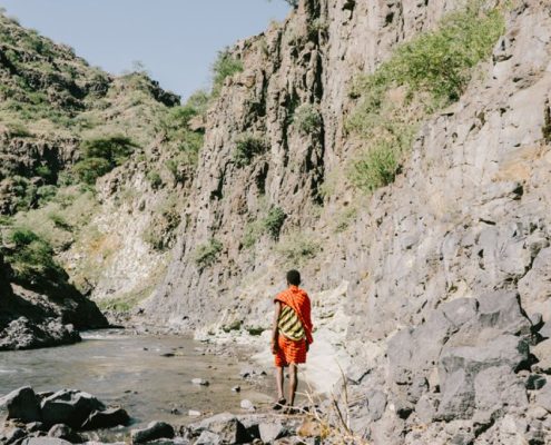 Una guida Maasai vi condurrà lungo la gola fino alle spettacolari cascate di Ngare Sero.