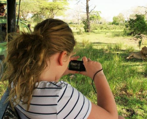 Come questa giovane ragazza, avrete la possibilità di fotografare diversi animali durante il vostro safari economico di 4 giorni in Tanzania.