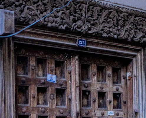 Una delle tipiche porte d'ingresso in legno elaborate di Stonetown a Zanzibar