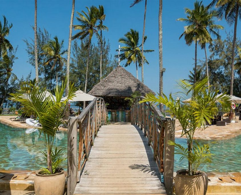 Un piccolo ponte sulla piscina dello Zanzibar Bay Resort