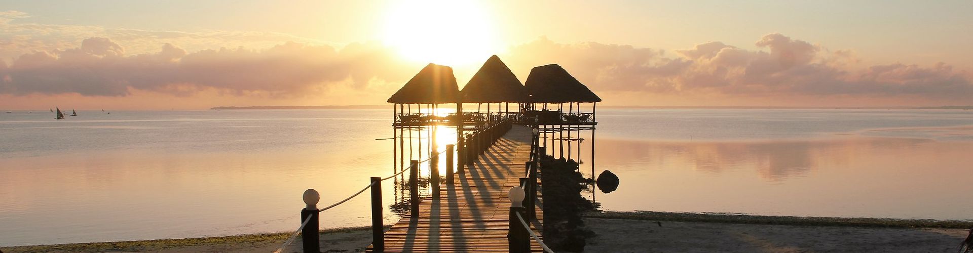 Rilassarsi in spiaggia e godersi il tramonto è solo una delle cose da fare a Zanzibar.