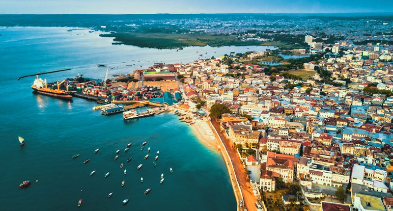 Ripresa con drone del porto principale di Zanzibar e di Stone Town