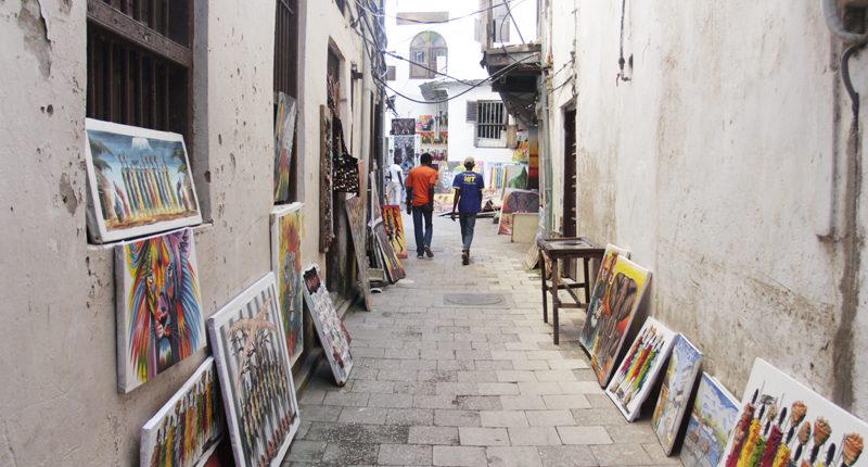 Durante il tour di Zanzibar Stone Town è possibile acquistare dipinti in piccoli negozi e sostenere gli artisti locali.